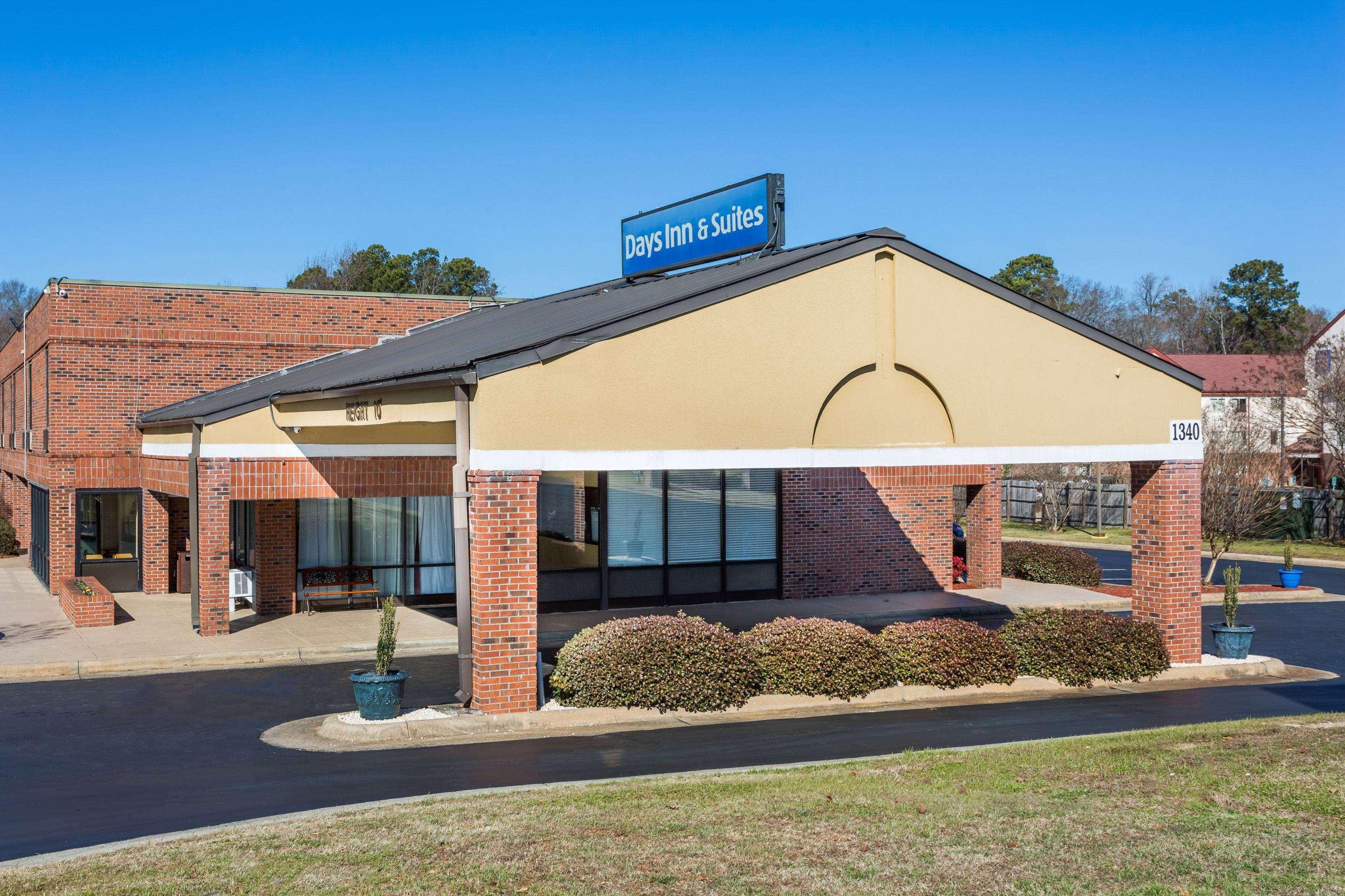 Days Inn & Suites By Wyndham Rocky Mount Golden East Extérieur photo