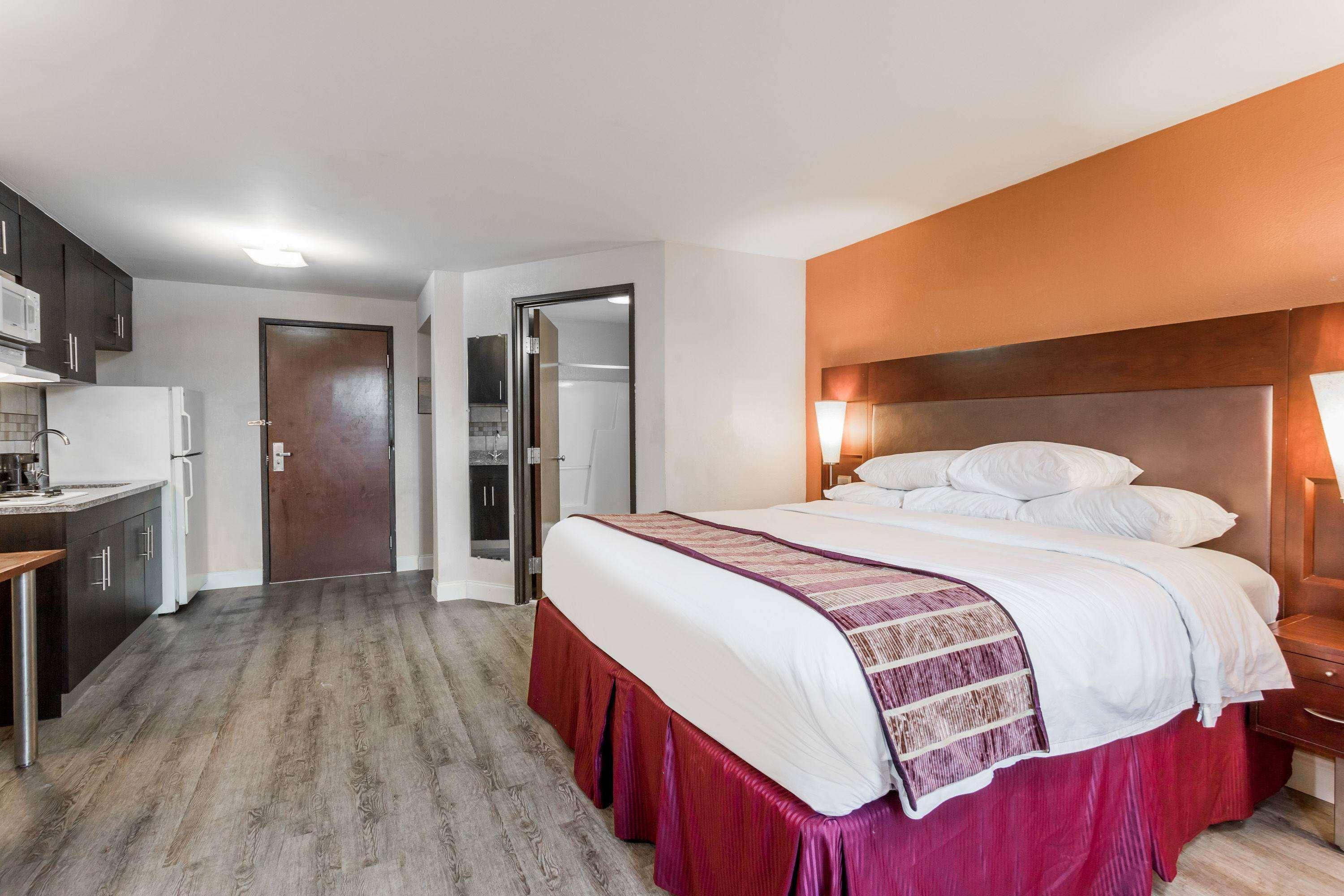 Days Inn & Suites By Wyndham Rocky Mount Golden East Extérieur photo