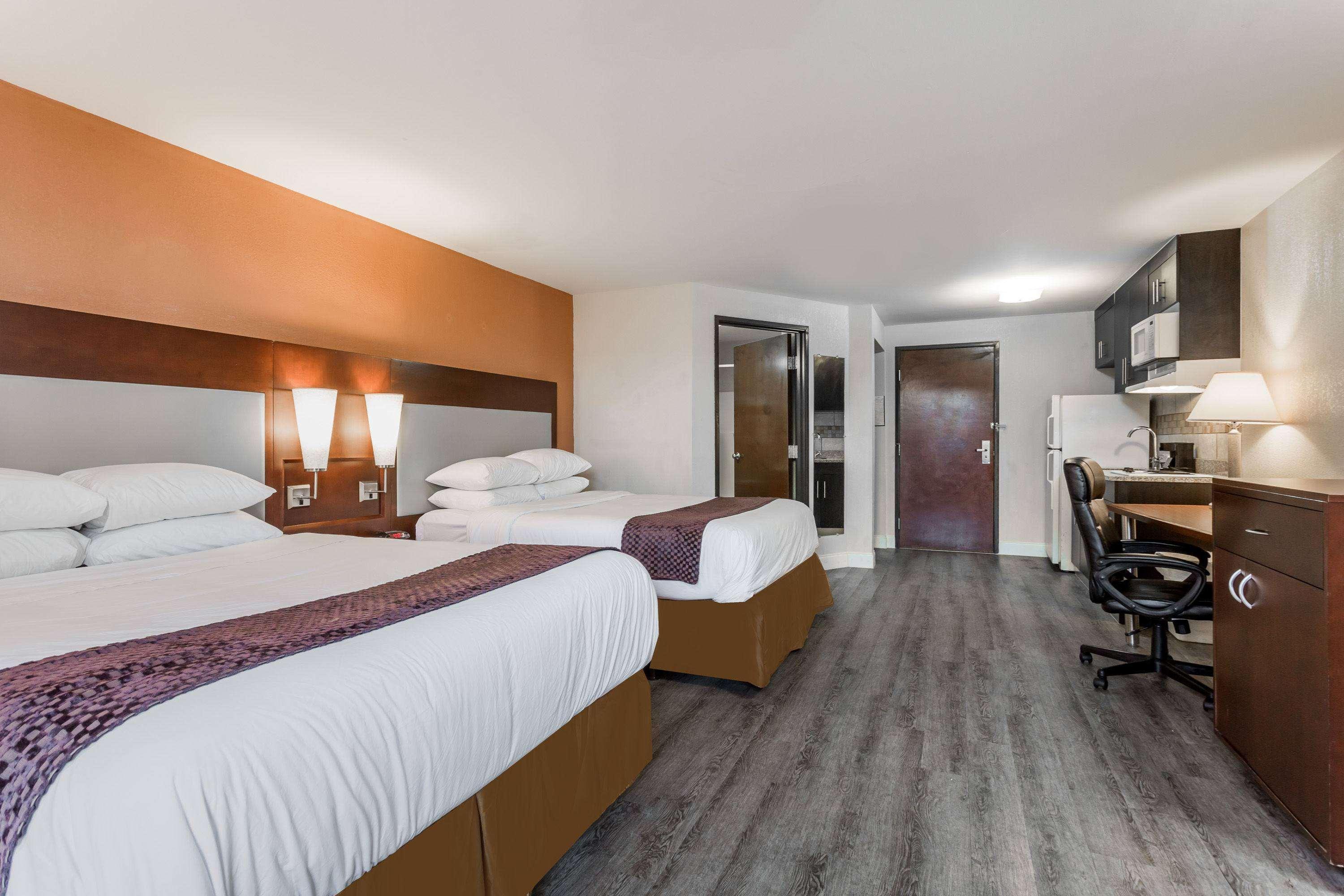 Days Inn & Suites By Wyndham Rocky Mount Golden East Extérieur photo