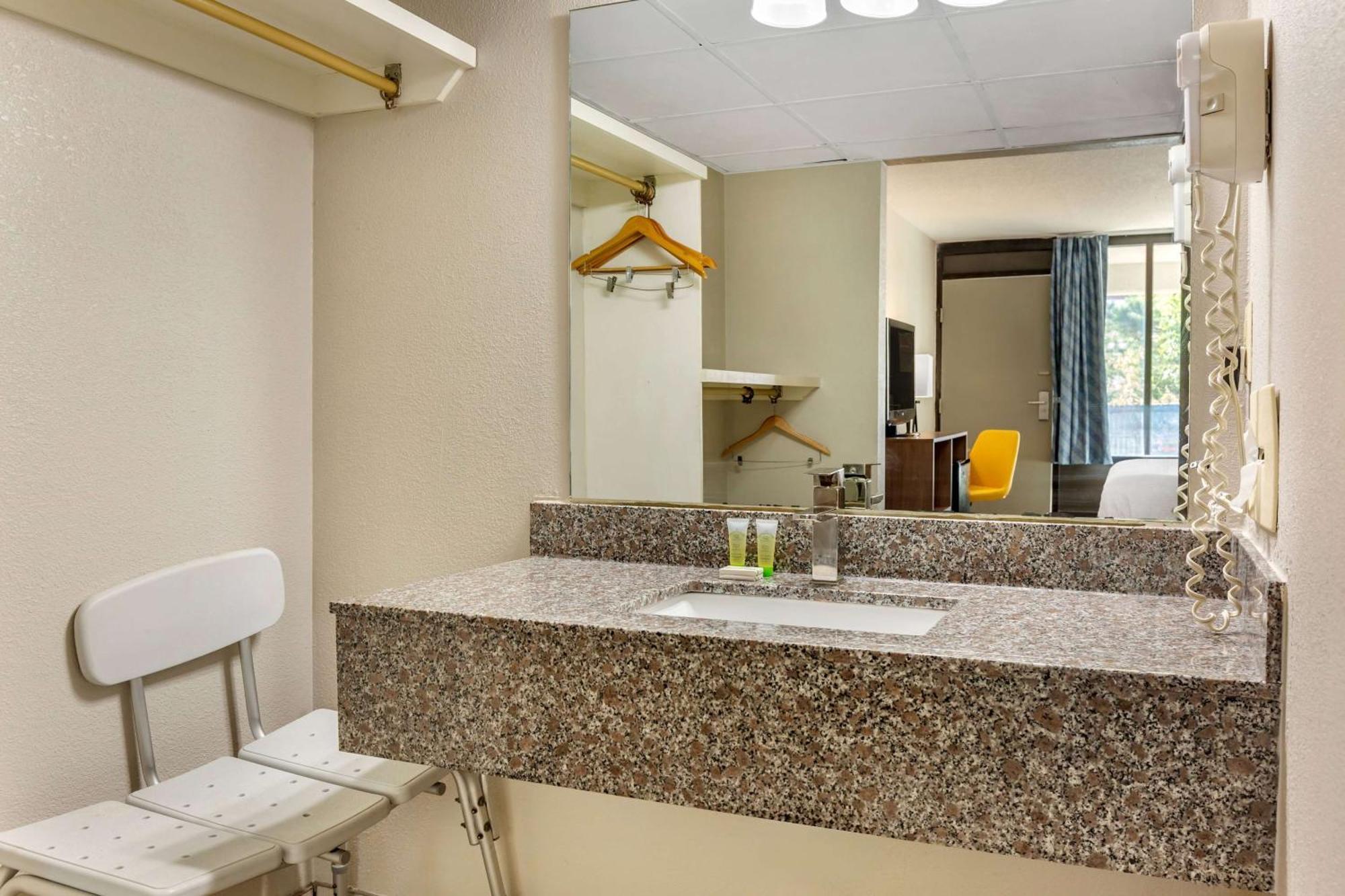 Days Inn & Suites By Wyndham Rocky Mount Golden East Extérieur photo