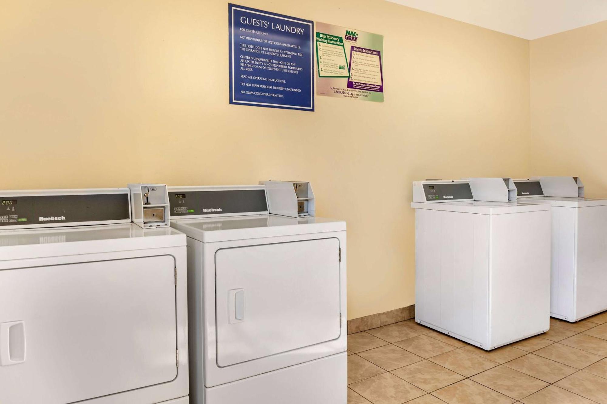 Days Inn & Suites By Wyndham Rocky Mount Golden East Extérieur photo