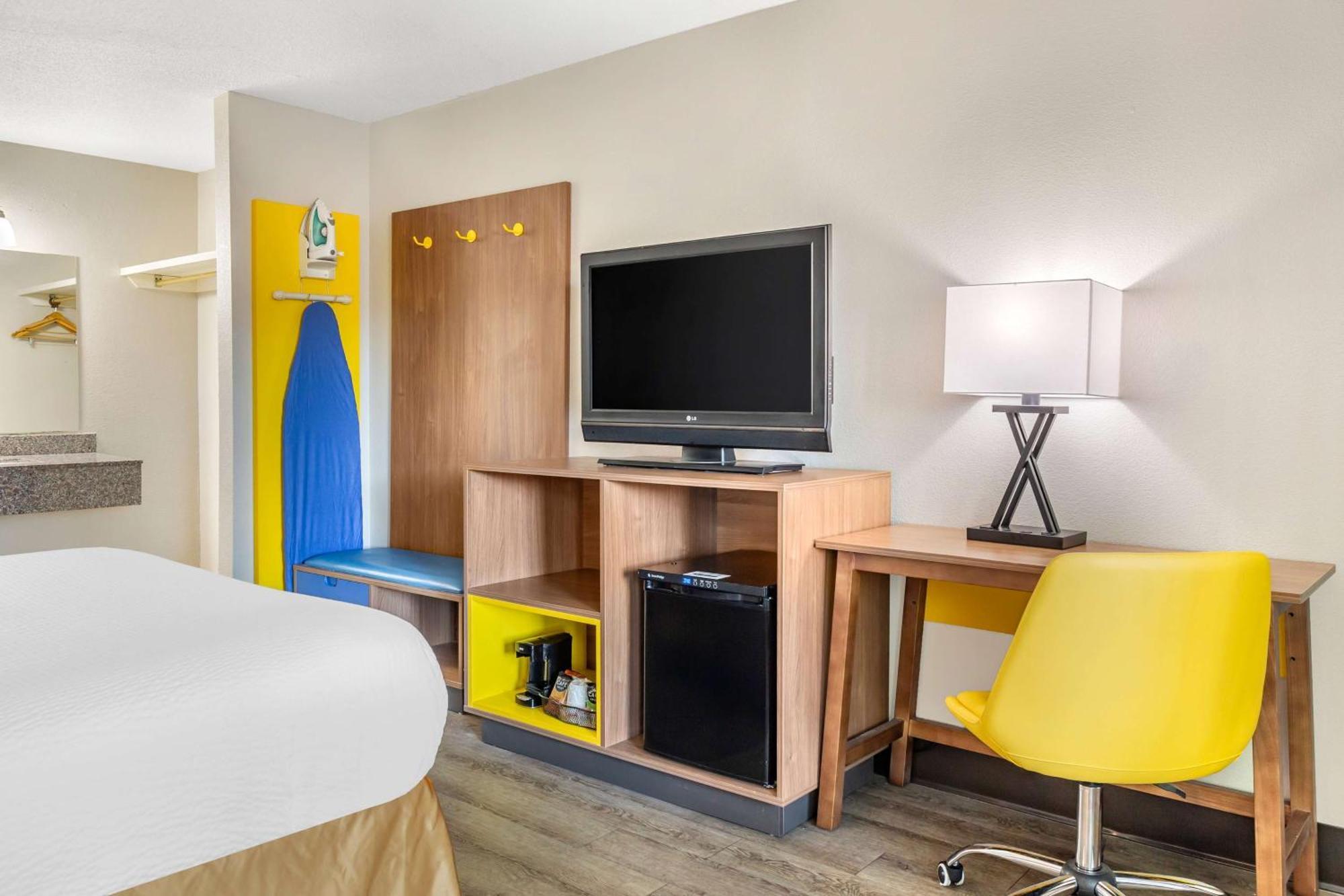 Days Inn & Suites By Wyndham Rocky Mount Golden East Extérieur photo
