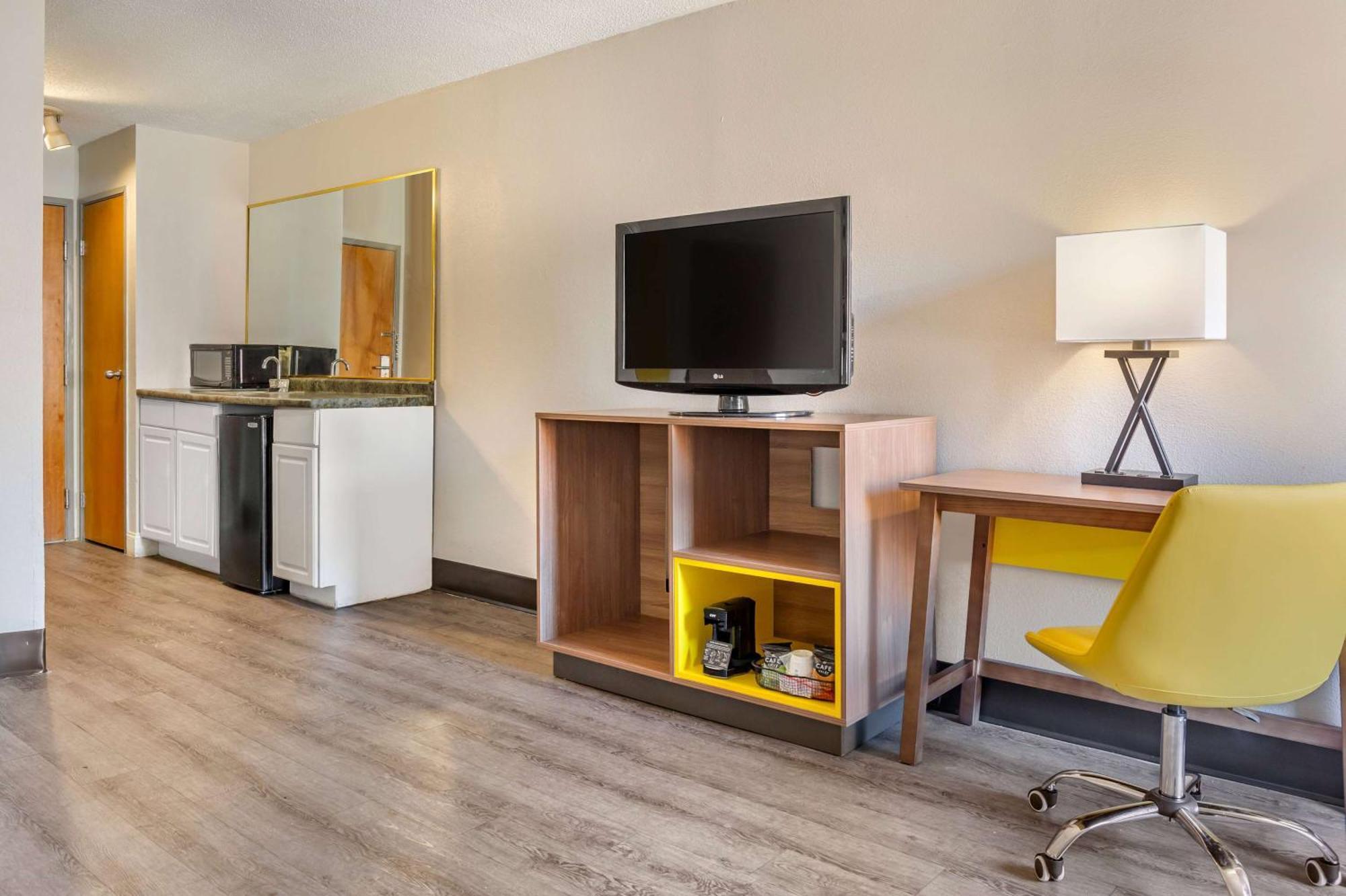 Days Inn & Suites By Wyndham Rocky Mount Golden East Extérieur photo