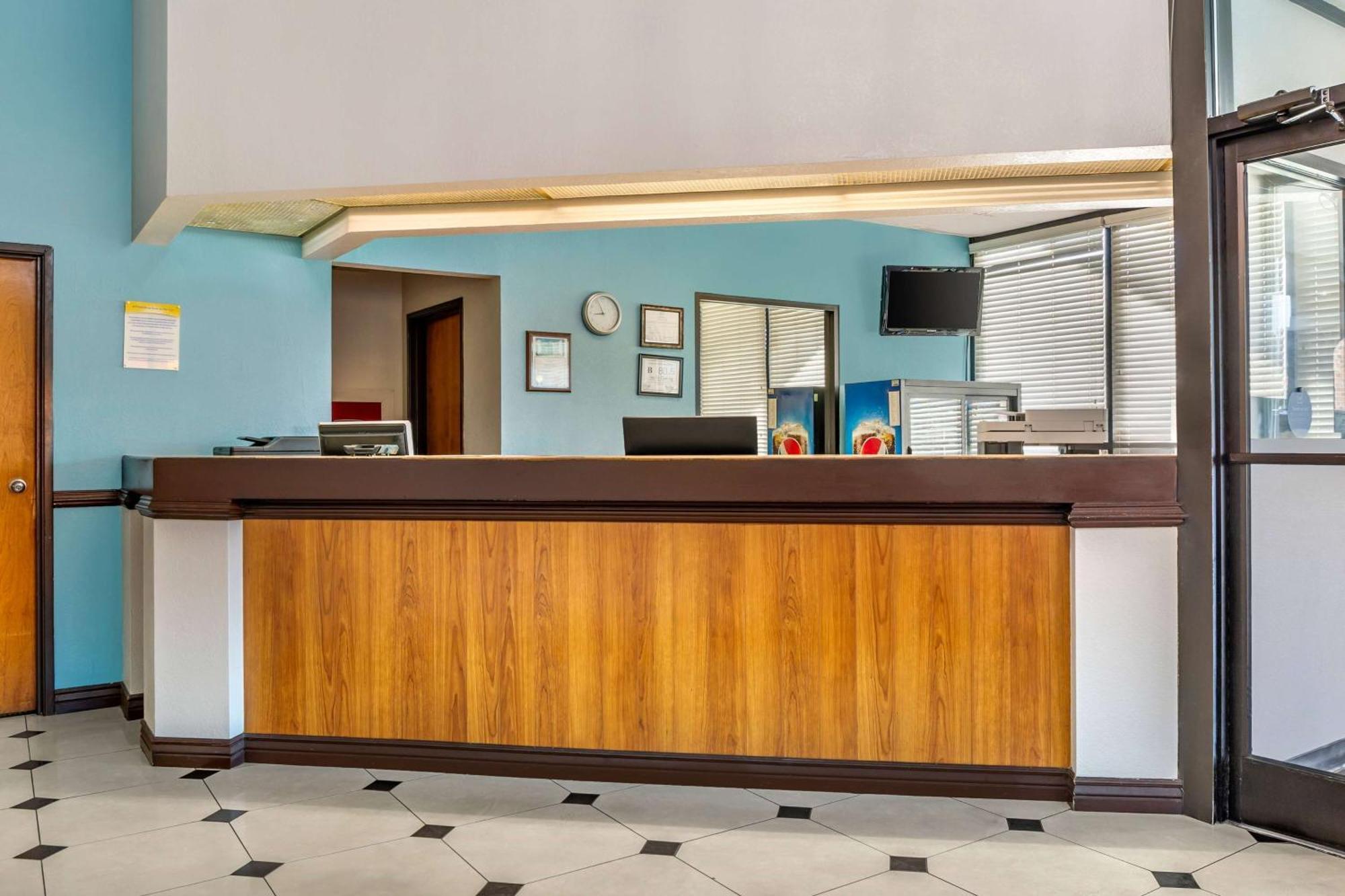 Days Inn & Suites By Wyndham Rocky Mount Golden East Extérieur photo