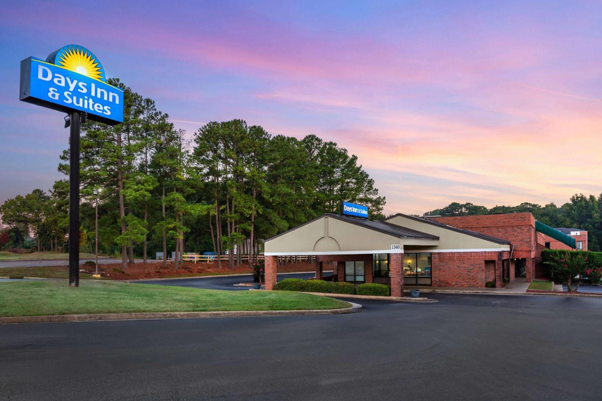 Days Inn & Suites By Wyndham Rocky Mount Golden East Extérieur photo