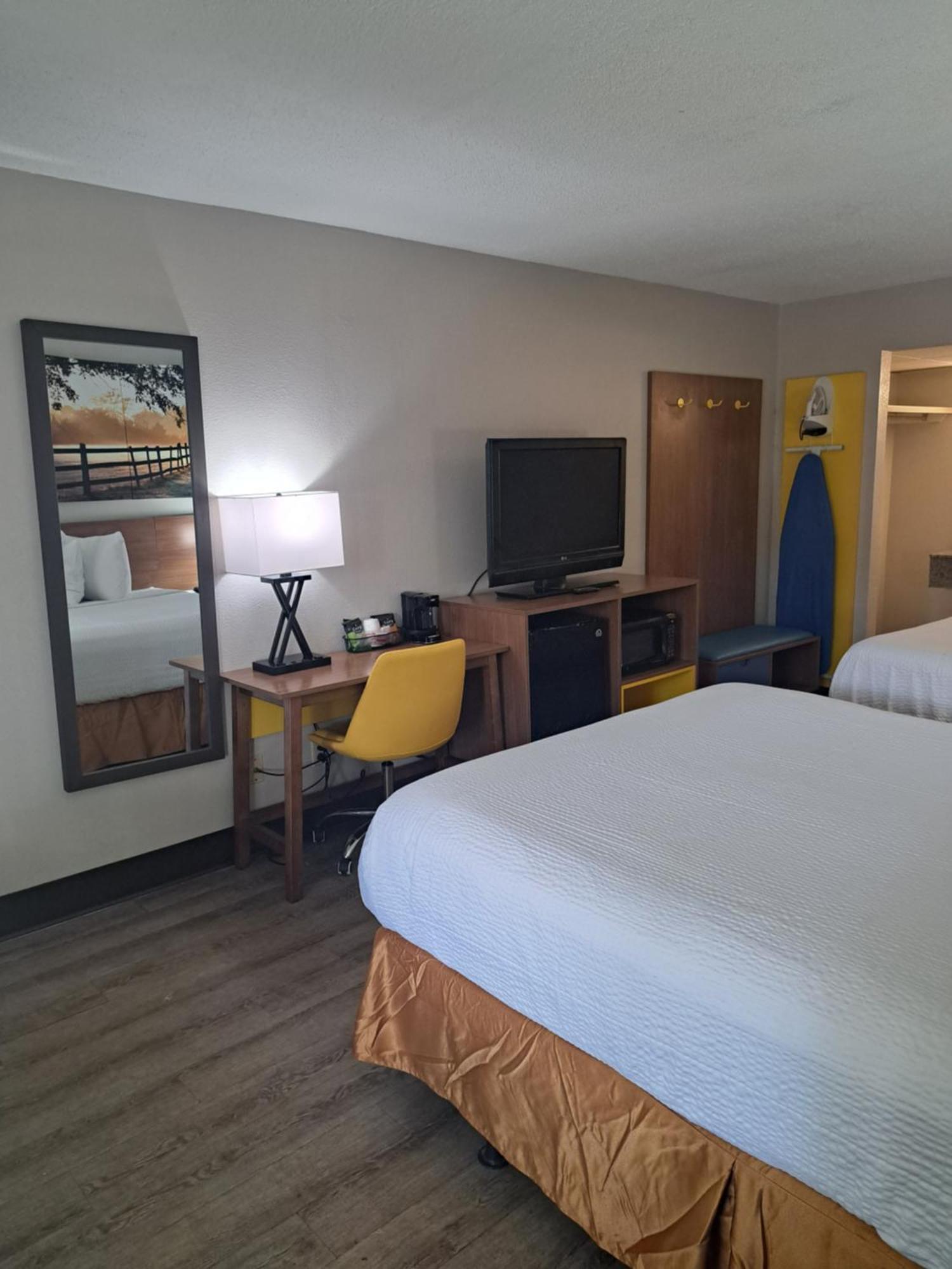 Days Inn & Suites By Wyndham Rocky Mount Golden East Extérieur photo